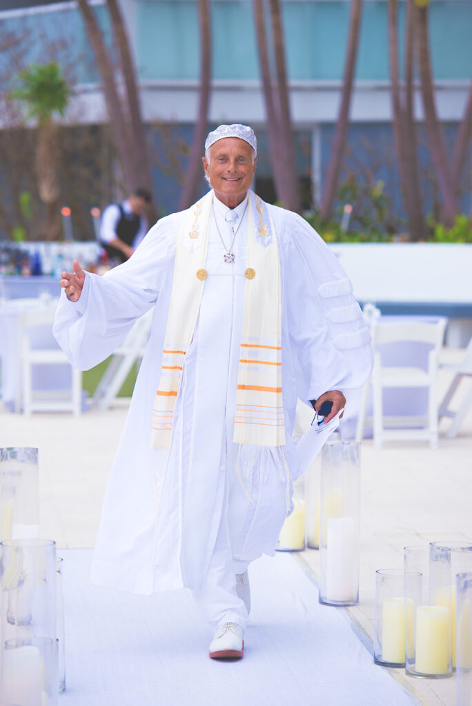 Rabbi walks down aisle at South Florida wedding