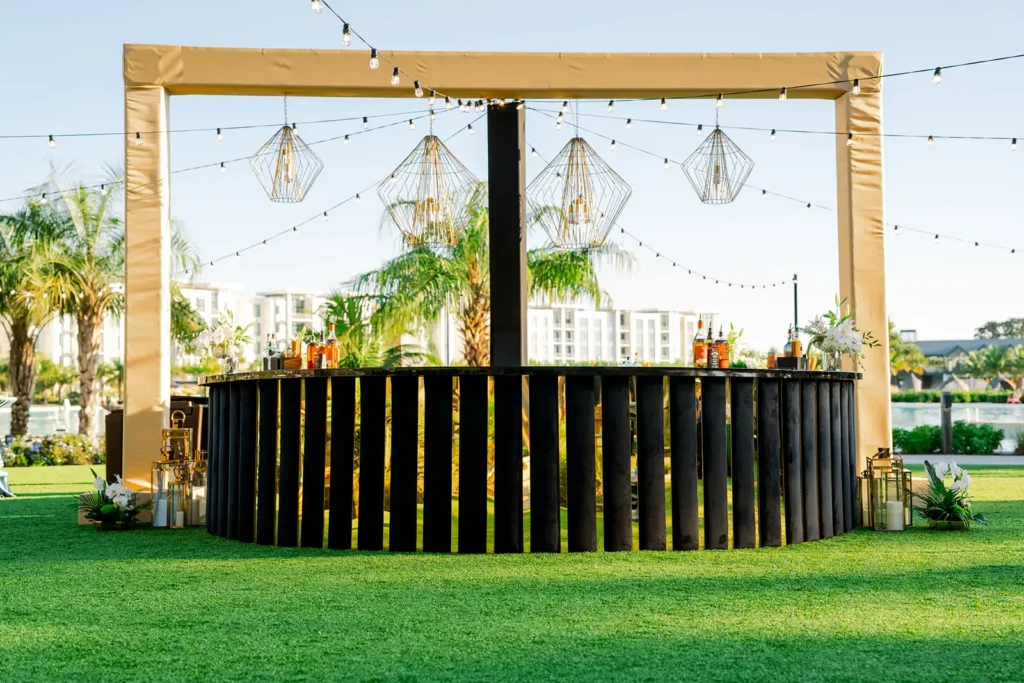 Large outdoor bar display