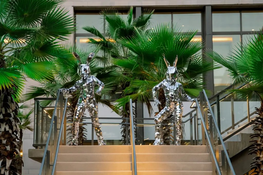 Mirrored rabbits as live event entertainment